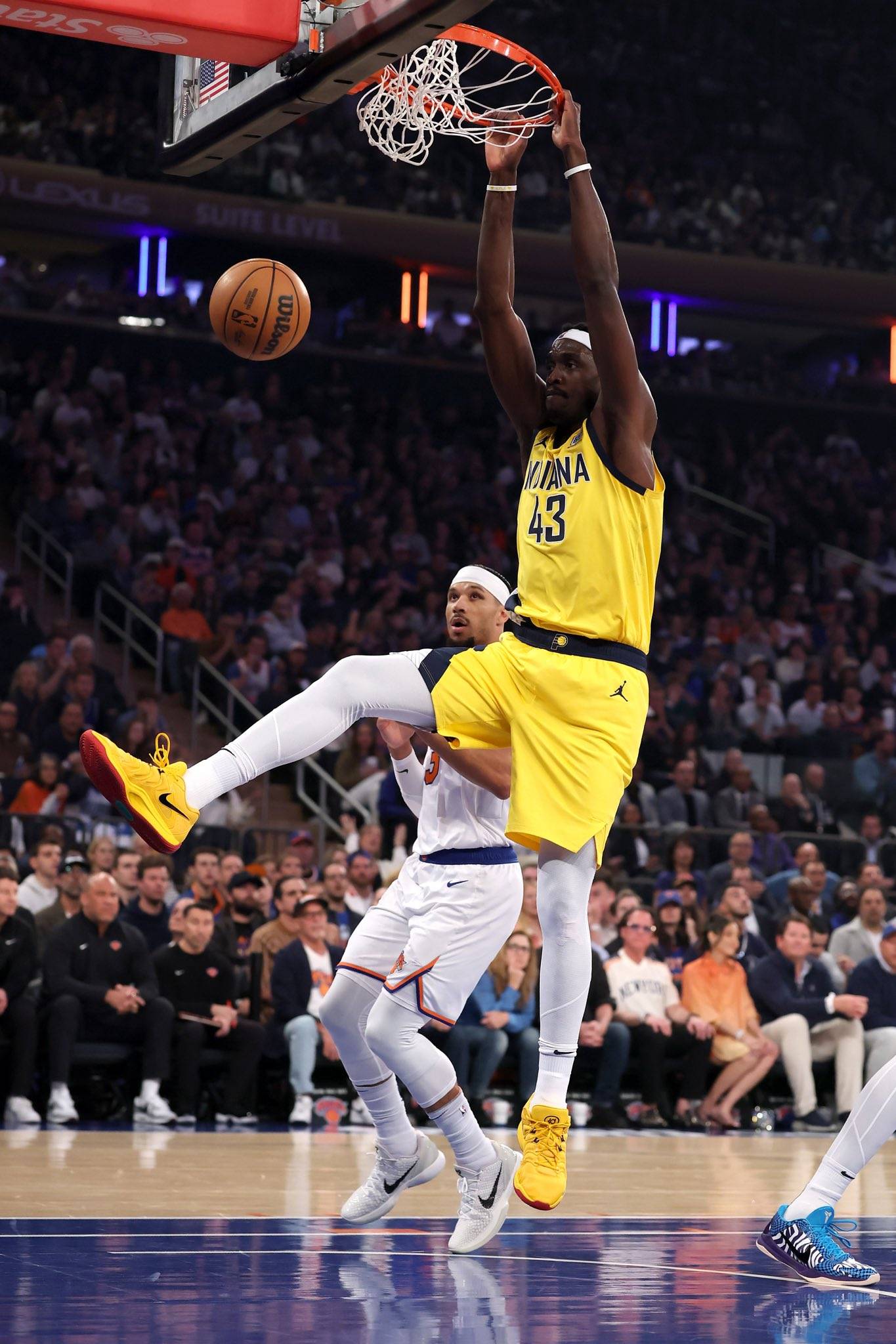 开云- 西亚卡姆连续十二场比赛得分超过大比分获胜，巴塞罗那不断突破！观众掌声雷动