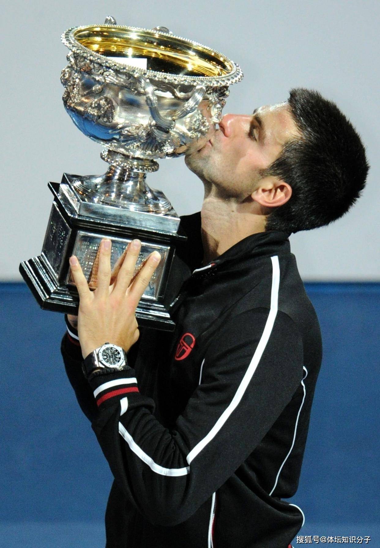 开云-德约科维奇回归赛场，突破纪录首场状态亮眼，篮网观众沸腾！的简单介绍