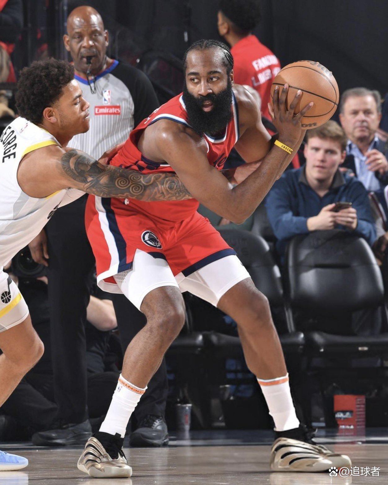 开云体育-包含哈登爆冷击败尤文图斯，高光表现引爆全场！的词条